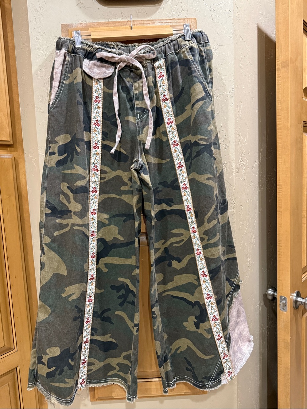 POL Adorable Camo Wide-Leg Jeans with Pink Trim & Floral Ribbon